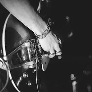 Rob Thompson blues musician playing guitar at a live event in the Eastern Cape